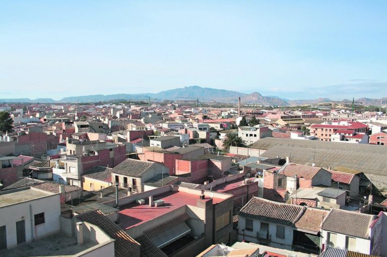 Cubierta de la Comunidad Energética de Ceutí junto al núcleo urbano